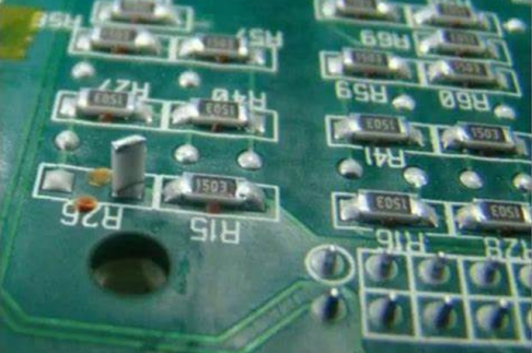 PCB焊接中的立碑問題：成因分析與工藝優化